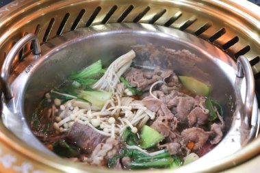 Sukiyaki, suki veya shabu pot ve dilimlenmiş sığır eti veya sebze çorbası tencerede veya sıcak tencerede