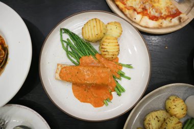 ızgara somon, somon bifteği veya servis için balık bifteği ve salata.