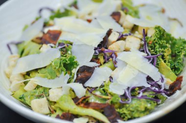 Sezar salata veya sebze salatası pastırma ile