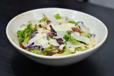 Sezar salata veya sebze salatası pastırma ile