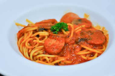 Pasya veya sosisli spagetti, spagetti veya baharatlı spagetti veya sosisli makarna.