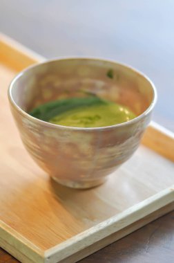 macha yeşil latte veya süt yeşil çay, macha yeşil çay veya süt yeşil çay veya sıcak yeşil çay servis etmek için