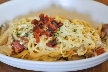 makarna veya makarna carbonara veya spagetti veya spagetti carbonara servis etmek için spagetti