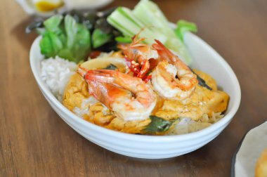 Kremalı omlet ya da omlet ya da omlet ya da karides ve kalamar ya da deniz ürünleri omleti ve pilav ile kızarmış yumurta.