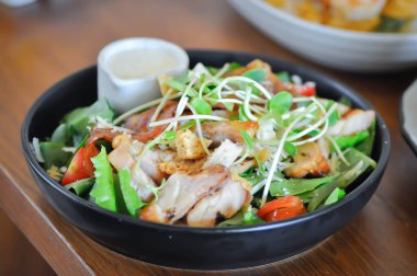 Domuz salatası ya da ızgara domuz salatası veya sezar salatası veya servis için domuz etli sebze salatası.