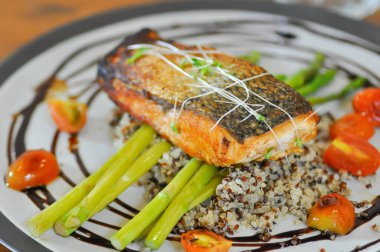 ızgara somon, somon bifteği veya balık bifteği ve kinoa ya da pilav.