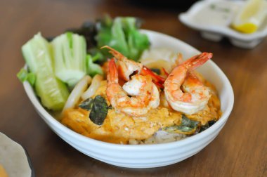 Kremalı omlet ya da omlet ya da omlet ya da karides ve kalamar ya da deniz ürünleri omleti ve pilav ile kızarmış yumurta.