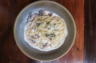 makarna veya makarna veya spagetti veya spagetti veya carbonara veya mantarlı makarna veya spagetti.