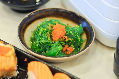 Yosun salatası veya Chuka Wakame veya susamlı deniz yosunu ve karides yumurtası.