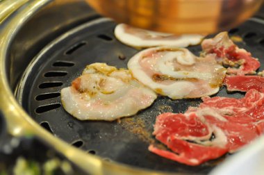 Izgara sığır eti ya da ızgarada domuz eti ya da Kore usulü barbekü ya da Kore usulü barbekü