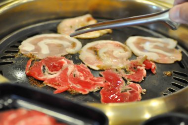 Izgara sığır eti ya da ızgarada domuz eti ya da Kore usulü barbekü ya da Kore usulü barbekü