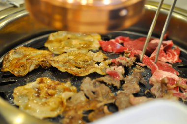 Izgara sığır eti ya da ızgarada domuz eti ya da Kore usulü barbekü ya da Kore usulü barbekü