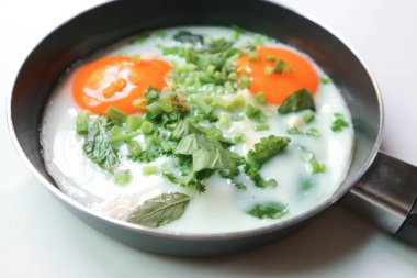 Sahanda yumurta ya da tavada sebze soslu yumurta.