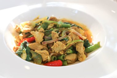 Sebzeli ya da acılı domuz kızartması ya da acı biberli domuz kızartması.