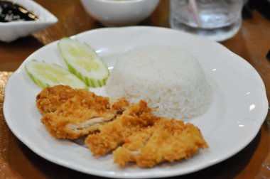 Kızarmış tavuk ya da kızarmış tavuk ve pilav ya da tavuk ve pilav. 