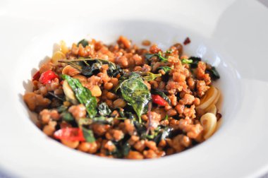 Tatlı fesleğenli domuz kızartması ya da kızarmış domuz kıyması ya da baharatlı domuz eti.