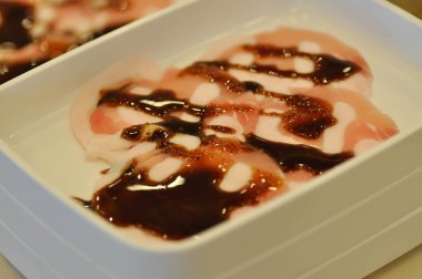 Pişirmek için çiğ domuz eti ya da dilimlenmiş domuz eti.