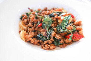 Tatlı fesleğenle domuz kızartması ya da kızarmış domuz eti ya da kıyma ya da Tayland yemeği.