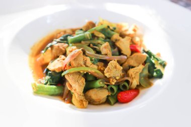 Sebzeli ya da acılı domuz kızartması ya da acı biberli domuz kızartması ya da Tayland yemeği.