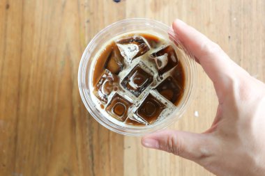 Buzlu kahve, buzlu latte kahve ya da servis için buzlu macha kahve.