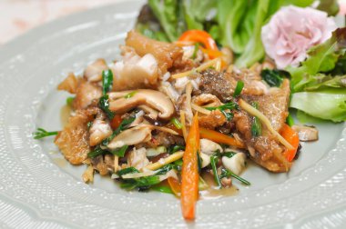 Kızarmış balık karıştır, kızarmış levrek karıştır ya da servis için havuç ve zencefil ile kızarmış midye karıştır