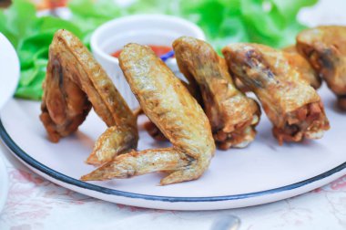 Tavuk kanadı ya da kızarmış tavuk, kızarmış tavuk ve sos.