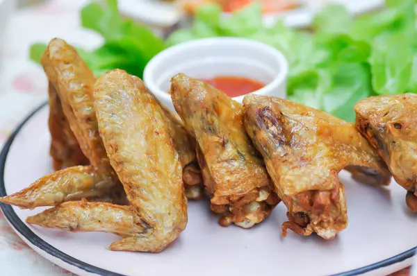 Tavuk kanadı ya da kızarmış tavuk, kızarmış tavuk ve sos.