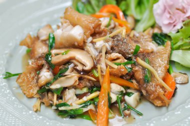 Kızarmış balık karıştır, kızarmış levrek karıştır ya da servis için havuç ve zencefil ile kızarmış midye karıştır