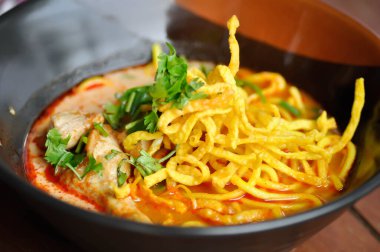 Erişte ya da körili tavuk, körili erişte ya da Tayland eriştesi.