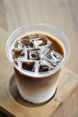 Buzlu kahve, buzlu latte kahve ya da servis için buzlu macha kahve.