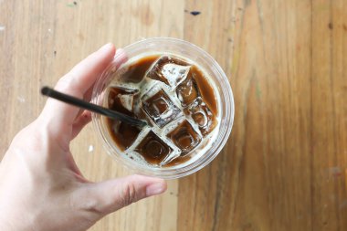 Buzlu kahve, buzlu latte kahve ya da servis için buzlu macha kahve.