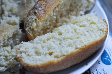 ekmek, tam buğday ekmeği veya ekşi ekmek veya bir somun ekmek veya kızılcık ve tam tahıllı ekmek veya ev yapımı fırın