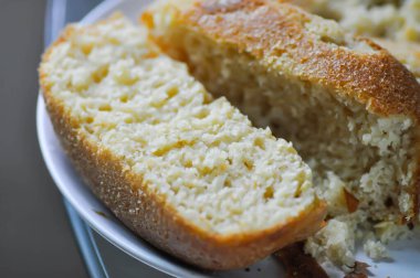 ekmek, tam buğday ekmeği veya ekşi ekmek veya bir somun ekmek veya kızılcık ve tam tahıllı ekmek veya ev yapımı fırın