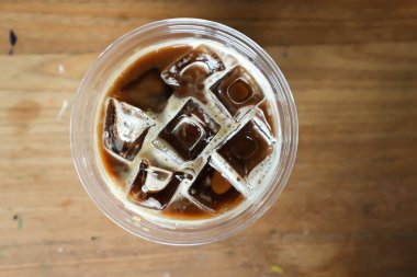 Buzlu kahve, buzlu latte kahve ya da servis için buzlu macha kahve.