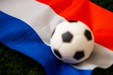 Hollanda milli futbol takımı. Ulusal Bayrak yeşil çimlerde ve futbol topunda. 2022 yılında şampiyonluk ve turnuva için futbol duvar kâğıdı. Dünya çapında maç.