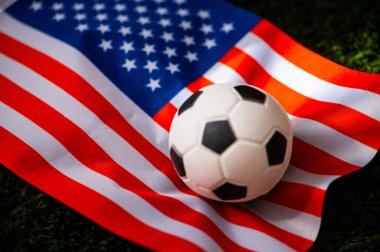 Amerika Birleşik Devletleri Milli Futbol Takımı. Ulusal Bayrak yeşil çimlerde ve futbol topunda. 2022 yılında şampiyonluk ve turnuva için futbol duvar kâğıdı. Dünya çapında maç.