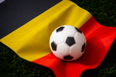 Belçika Milli Futbol Takımı. Ulusal Bayrak yeşil çimlerde ve futbol topunda. 2022 yılında şampiyonluk ve turnuva için futbol duvar kâğıdı. Dünya çapında maç.