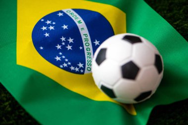 Brezilya Milli Futbol Takımı. Ulusal Bayrak yeşil çimlerde ve futbol topunda. 2022 yılında şampiyonluk ve turnuva için futbol duvar kâğıdı. Dünya çapında maç.