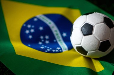 Brezilya Milli Futbol Takımı. Ulusal Bayrak yeşil çimlerde ve futbol topunda. 2022 yılında şampiyonluk ve turnuva için futbol duvar kâğıdı. Dünya çapında maç.