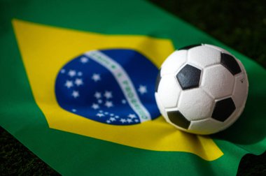 Brezilya Milli Futbol Takımı. Ulusal Bayrak yeşil çimlerde ve futbol topunda. 2022 yılında şampiyonluk ve turnuva için futbol duvar kâğıdı. Dünya çapında maç.