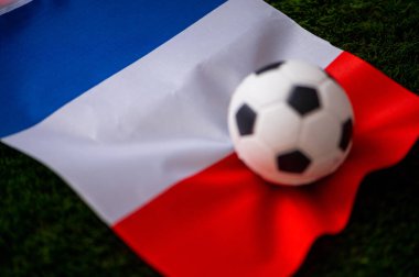 Fransa Milli Futbol Takımı. Ulusal Bayrak yeşil çimlerde ve futbol topunda. 2022 yılında şampiyonluk ve turnuva için futbol duvar kâğıdı. Dünya çapında maç.