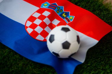 Suudi Arabistan Milli Futbol Takımı. Ulusal Bayrak yeşil çimlerde ve futbol topunda. 2022 yılında şampiyonluk ve turnuva için futbol duvar kâğıdı. Dünya çapında maç.