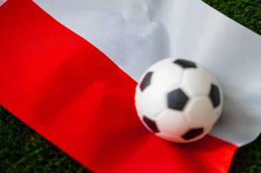 Polonya Milli Futbol Takımı. Ulusal Bayrak yeşil çimlerde ve futbol topunda. 2022 yılında şampiyonluk ve turnuva için futbol duvar kâğıdı. Dünya çapında maç.
