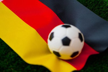 Almanya Milli Futbol Takımı. Ulusal Bayrak yeşil çimlerde ve futbol topunda. 2022 yılında şampiyonluk ve turnuva için futbol duvar kâğıdı. Dünya çapında maç.