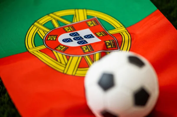 Portugiesische Fußballnationalmannschaft Nationalflagge Auf Grünem Rasen Und Fußball Fußball Hintergrundbilder — Stockfoto