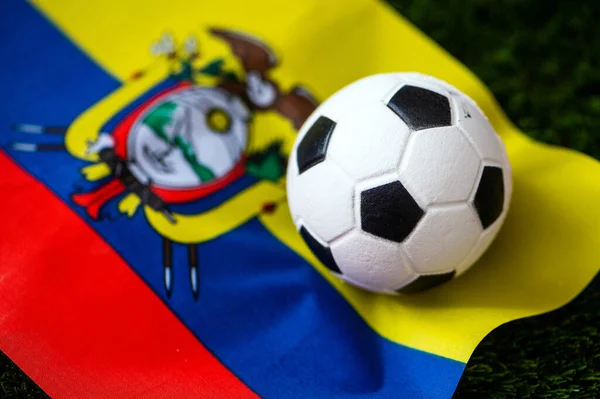 Εθνική Εκουαδόρ Εθνική Σημαία Στο Πράσινο Γρασίδι Και Μπάλα Ποδοσφαίρου — Φωτογραφία Αρχείου