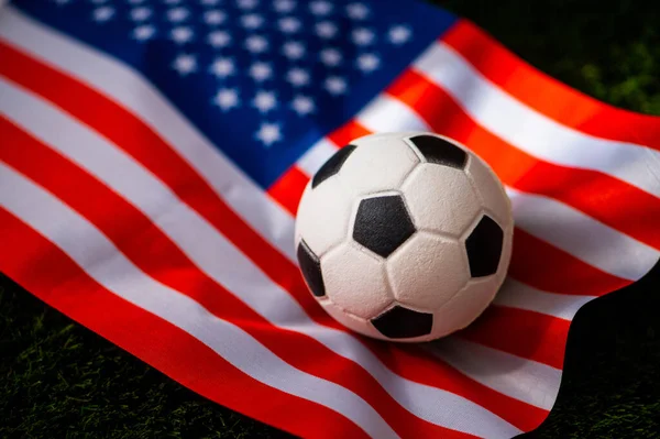 Fußballnationalmannschaft Der Vereinigten Staaten Nationalflagge Auf Grünem Rasen Und Fußball — Stockfoto