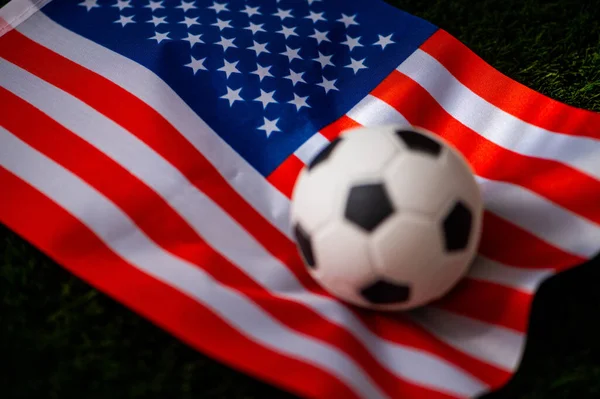 Amerikan Milli Futbol Takımı Ulusal Bayrak Yeşil Çimlerde Futbol Topunda — Stok fotoğraf