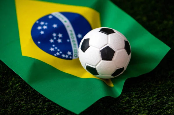 Brazylijska Drużyna Futbolowa Flaga Narodowa Zielonej Trawie Piłce Nożnej Tapeta — Zdjęcie stockowe