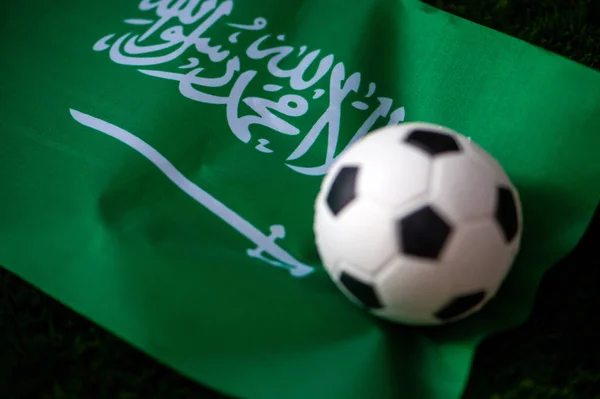 Nazionale Calcio Saudita Bandiera Nazionale Erba Verde Pallone Calcio Carta — Foto Stock